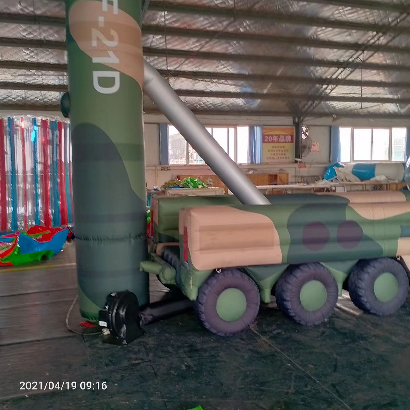 靖边军事演习中的充气目标车辆：模拟发射车雷达车坦克飞机